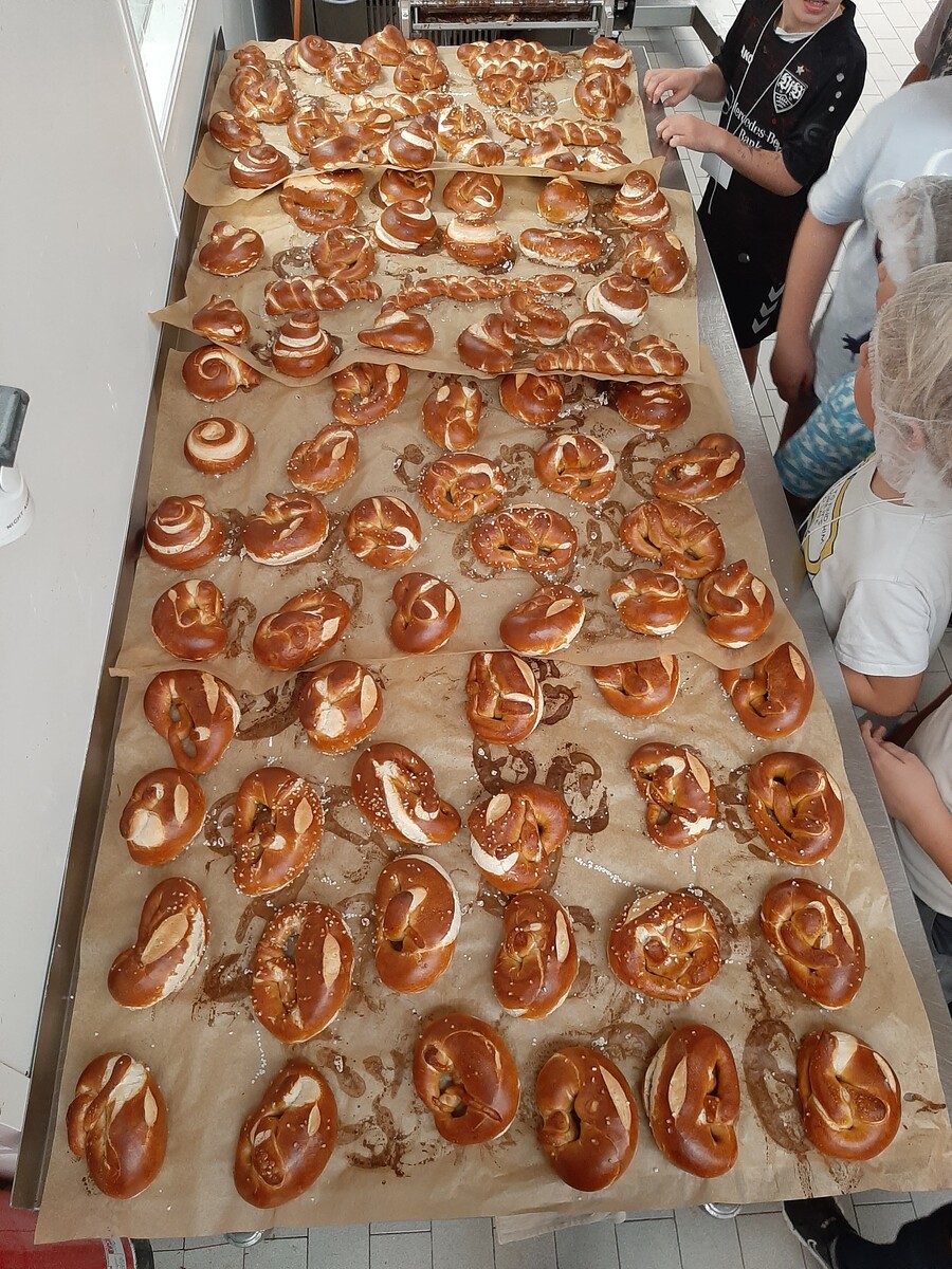 Ein Brett voller Brezeln