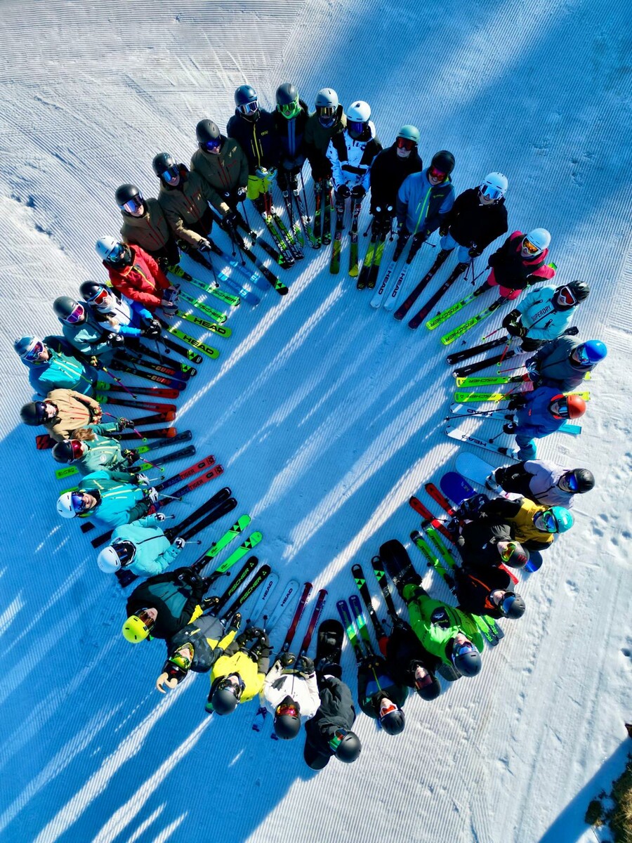 Gruppe mit Skifahrern