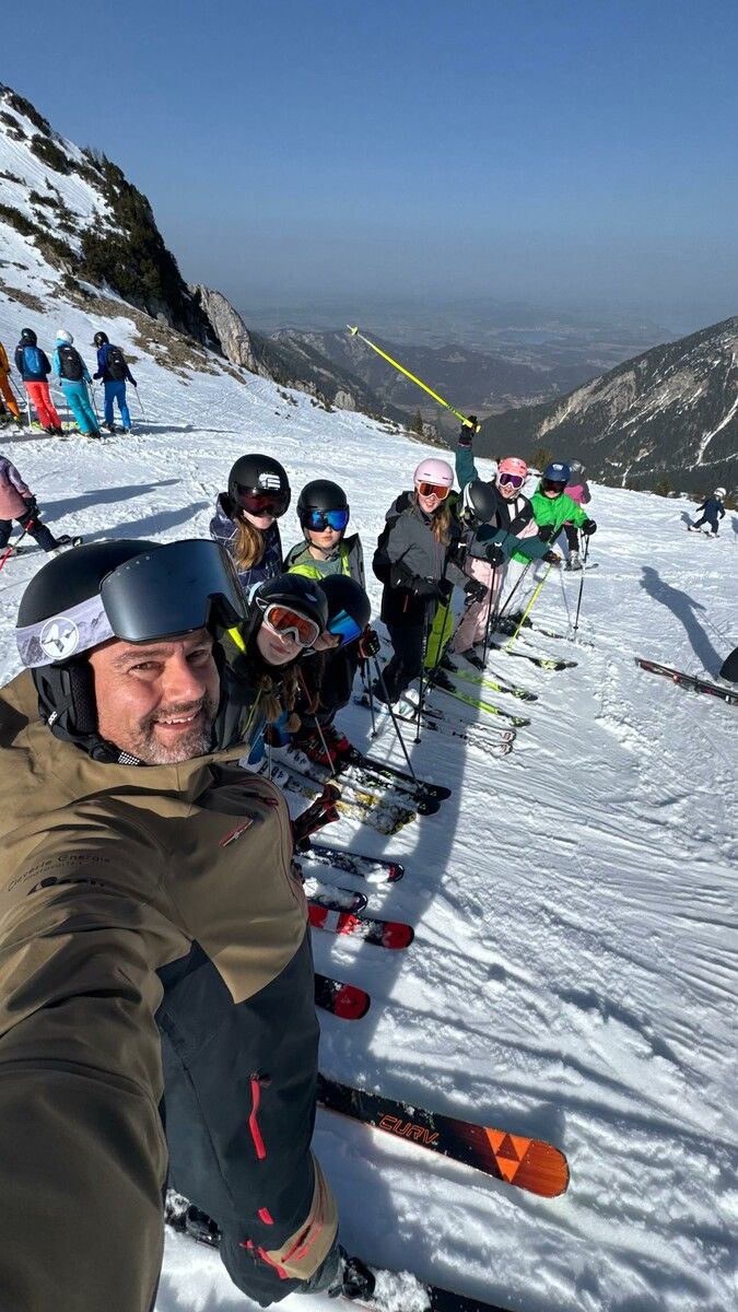 Gruppe von Skifahrern im Schnee