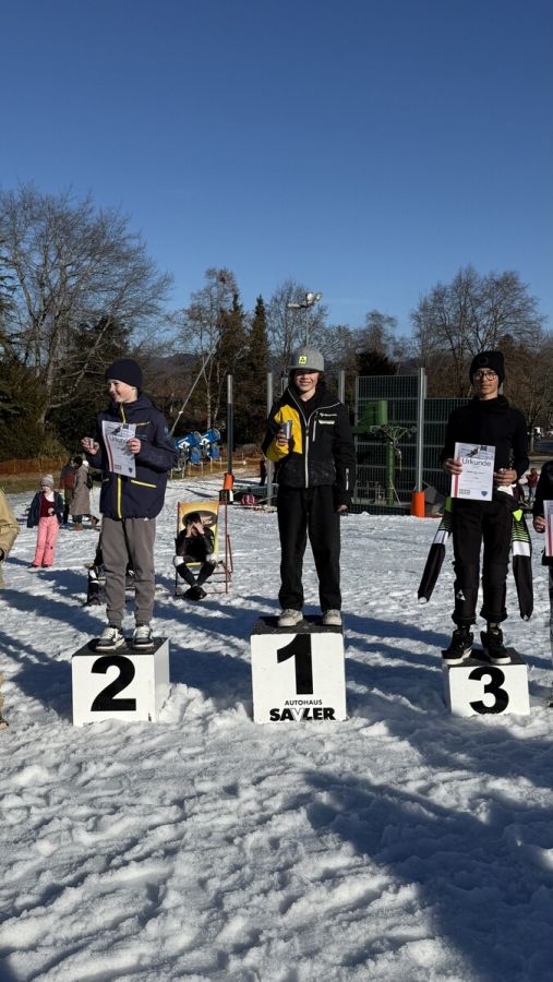 Skifahrer auf dem Podest