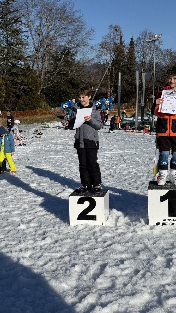 Skifahrer auf dem Podest